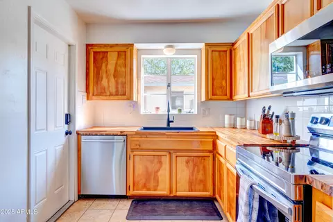 Kitchen - 385 E Coronado Rd #6, Phoenix, AZ 85004 photo 3 of 3