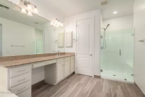 Bath - 3710 E Matthew Dr, Phoenix, AZ 85050 photo 3 of 4