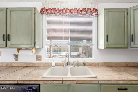 1041 E Wickieup Ln, Phoenix, AZ 85024 photo 9