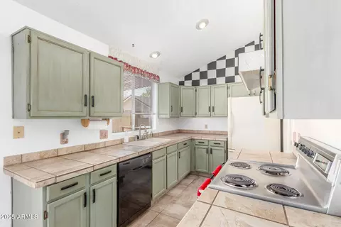1041 E Wickieup Ln, Phoenix, AZ 85024 photo 8