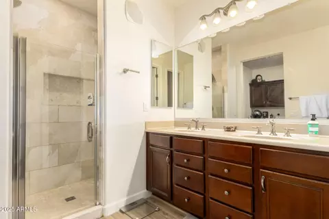 Bath - 2444 E Montecito Ave, Phoenix, AZ 85016 photo 1 of 7