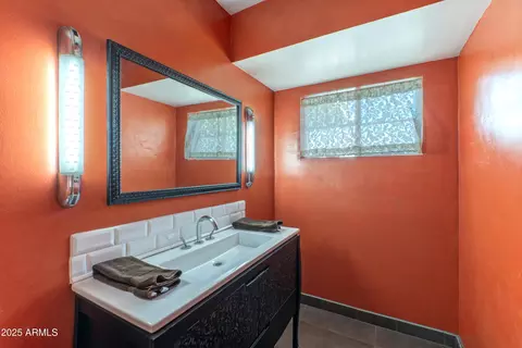 Bath - 1106 E Glendale Ave, Phoenix, AZ 85020 photo 4 of 4