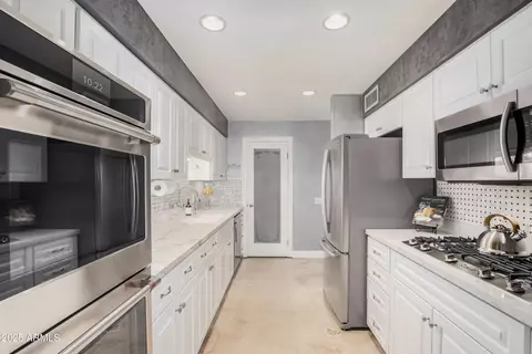 Kitchen - 2614 E Osborn Rd, Phoenix, AZ 85016 photo 2 of 3