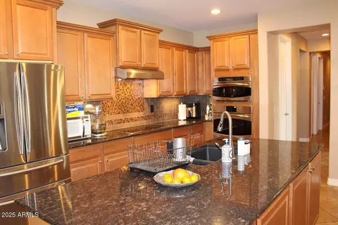 Kitchen - 2585 E Carob Dr, Gilbert, AZ 85298 photo 5 of 8