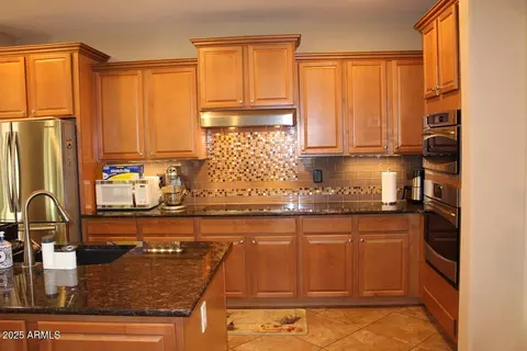 Kitchen - 2585 E Carob Dr, Gilbert, AZ 85298 photo 6 of 8