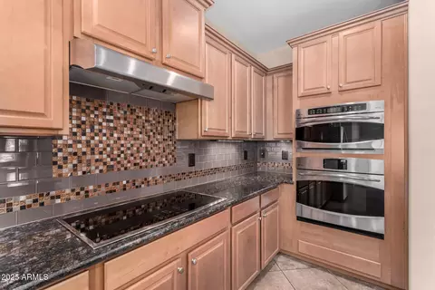 Kitchen - 2585 E Carob Dr, Gilbert, AZ 85298 photo 4 of 8