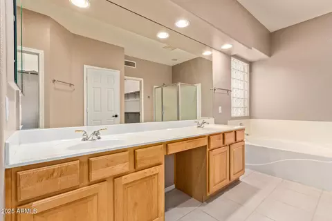 Bath - 1741 E Ross Ave E, Phoenix, AZ 85024 photo 1 of 3
