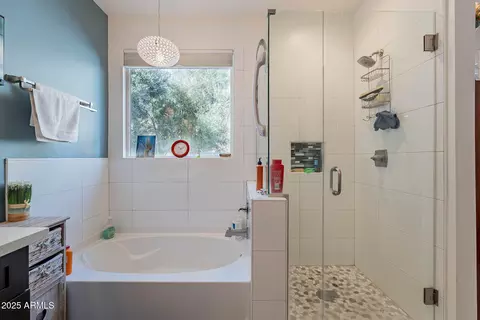 Bath - 2254 N Pinaleno Pass, Globe, AZ 85501 photo 3 of 4