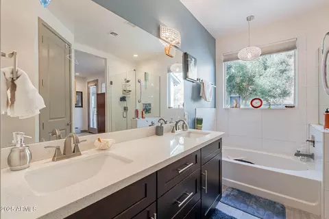 Bath - 2254 N Pinaleno Pass, Globe, AZ 85501 photo 2 of 4