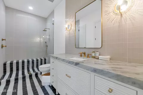 Bath - 4244 N 45th Pl, Phoenix, AZ 85018 photo 4 of 7