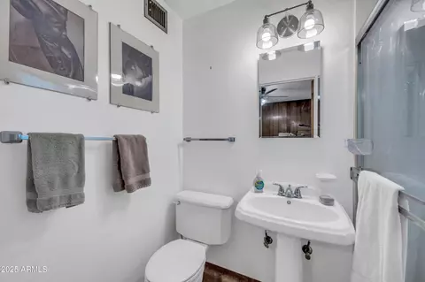Bath - 4507 N 38th St, Phoenix, AZ 85018 photo 3 of 4