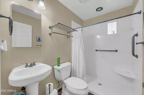 Bath - 4507 N 38th St, Phoenix, AZ 85018 photo 1 of 4