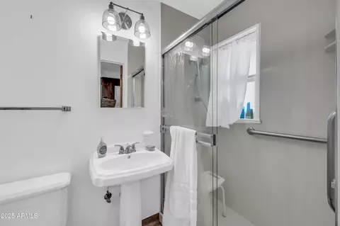 Bath - 4507 N 38th St, Phoenix, AZ 85018 photo 2 of 4