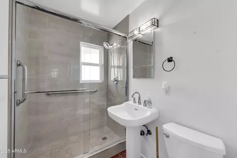 Bath - 4507 N 38th St, Phoenix, AZ 85018 photo 4 of 4