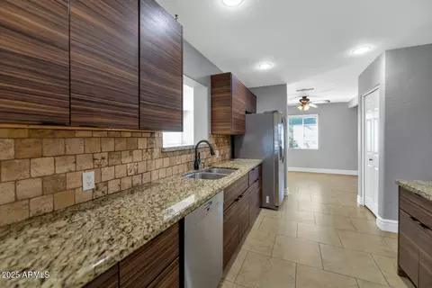 Kitchen - 846 E Ocotillo Rd, Phoenix, AZ 85014 photo 2 of 2