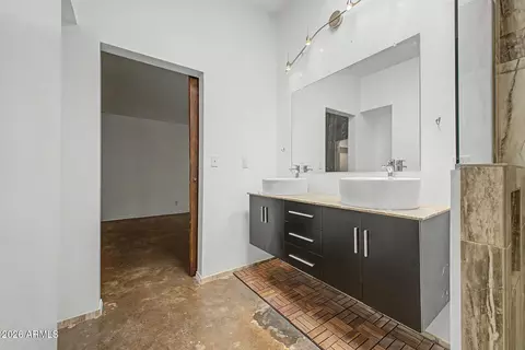 Bath - 6640 N Chatelaine Pl, Phoenix, AZ 85014 photo 4 of 4