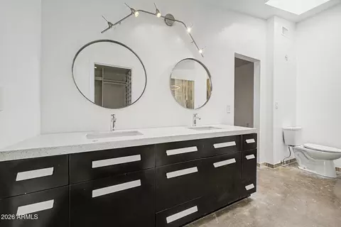 Bath - 6640 N Chatelaine Pl, Phoenix, AZ 85014 photo 2 of 4
