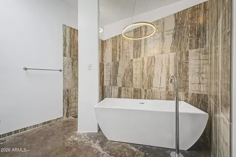 Bath - 6640 N Chatelaine Pl, Phoenix, AZ 85014 photo 2 of 6