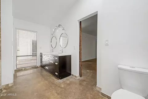 Bath - 6640 N Chatelaine Pl, Phoenix, AZ 85014 photo 3 of 6