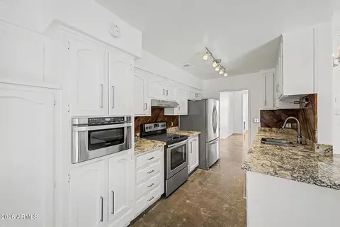 Kitchen - 6640 N Chatelaine Pl, Phoenix, AZ 85014 photo 2 of 2