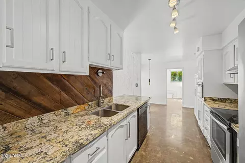 Kitchen - 6640 N Chatelaine Pl, Phoenix, AZ 85014 photo 1 of 2