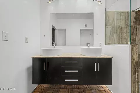 Bath - 6640 N Chatelaine Pl, Phoenix, AZ 85014 photo 3 of 4