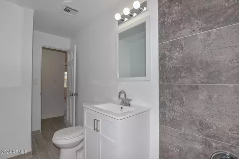 Bath - 4718 N 9th St, Phoenix, AZ 85014 photo 2 of 4