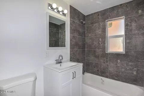 Bath - 4718 N 9th St, Phoenix, AZ 85014 photo 1 of 4