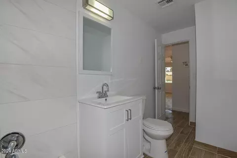 Bath - 4718 N 9th St, Phoenix, AZ 85014 photo 4 of 4
