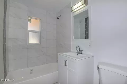 Bath - 4718 N 9th St, Phoenix, AZ 85014 photo 3 of 4