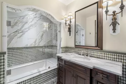 Bath - 5902 E Arcadia Ln, Phoenix, AZ 85018 photo 10 of 11