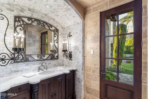 Bath - 5902 E Arcadia Ln, Phoenix, AZ 85018 photo 1 of 11