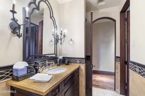 Bath - 5902 E Arcadia Ln, Phoenix, AZ 85018 photo 9 of 11