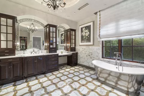 Bath - 5902 E Arcadia Ln, Phoenix, AZ 85018 photo 5 of 11