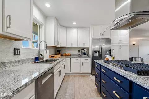 Kitchen - 3052 E Lupine Ave, Phoenix, AZ 85028 photo 2 of 3