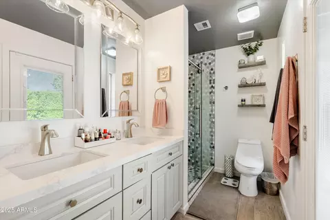 Bath - 3052 E Lupine Ave, Phoenix, AZ 85028 photo 3 of 3