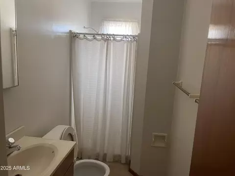 Bath - 3917 E Weldon Ave, Phoenix, AZ 85018 photo 2 of 4
