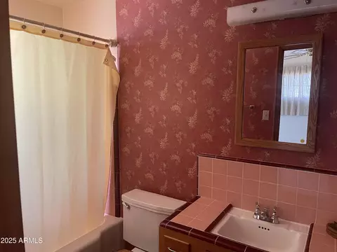 Bath - 3917 E Weldon Ave, Phoenix, AZ 85018 photo 1 of 4
