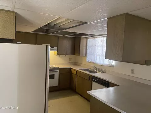 Kitchen - 3917 E Weldon Ave, Phoenix, AZ 85018 photo 1 of 1