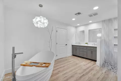 Bath - 3102 E Mariposa St, Phoenix, AZ 85016 photo 1 of 11
