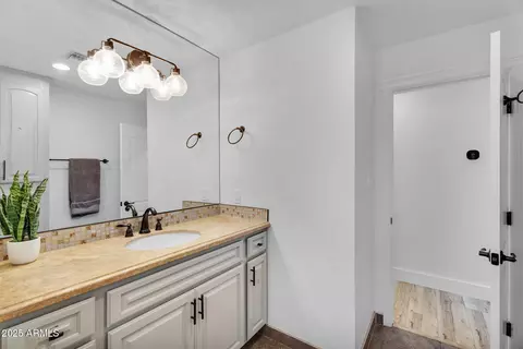 Bath - 3102 E Mariposa St, Phoenix, AZ 85016 photo 7 of 11
