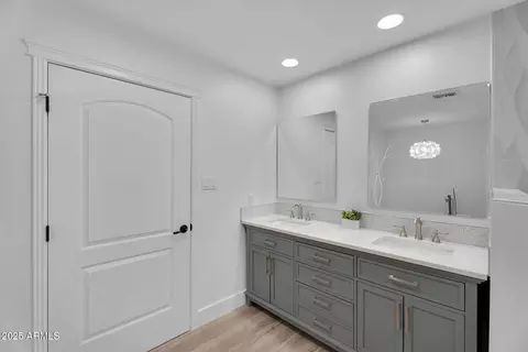 Bath - 3102 E Mariposa St, Phoenix, AZ 85016 photo 4 of 11