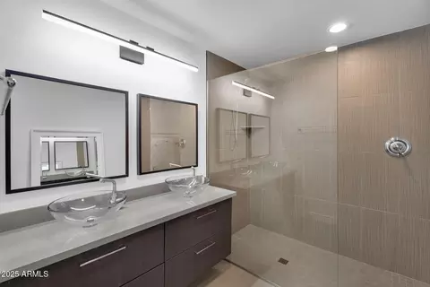 Bath - 3102 E Mariposa St, Phoenix, AZ 85016 photo 10 of 11