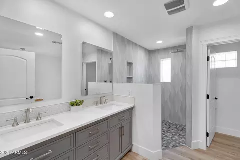 Bath - 3102 E Mariposa St, Phoenix, AZ 85016 photo 2 of 11