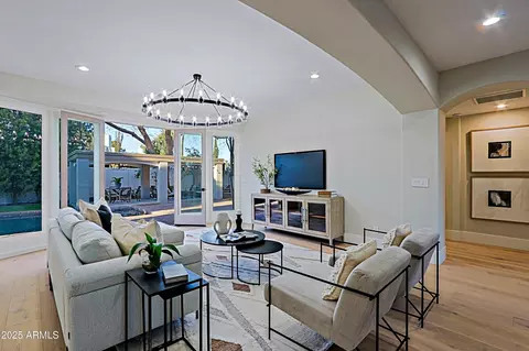 Living - 18 W Kaler Dr, Phoenix, AZ 85021 photo 2 of 6