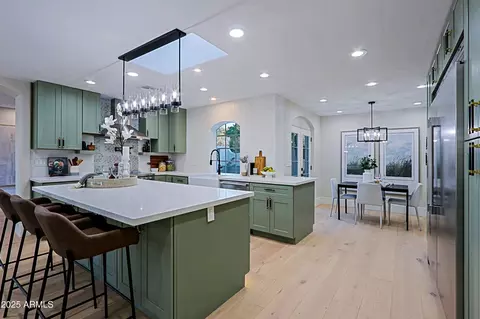 Kitchen - 18 W Kaler Dr, Phoenix, AZ 85021 photo 7 of 10