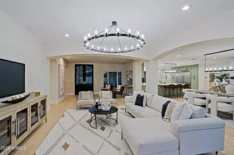 Living - 18 W Kaler Dr, Phoenix, AZ 85021 photo 5 of 6