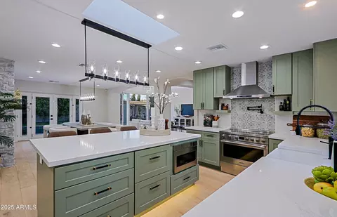 Kitchen - 18 W Kaler Dr, Phoenix, AZ 85021 photo 1 of 10