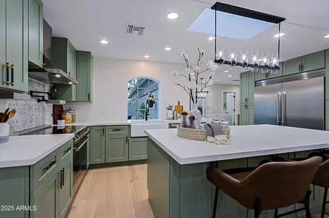 Kitchen - 18 W Kaler Dr, Phoenix, AZ 85021 photo 9 of 10