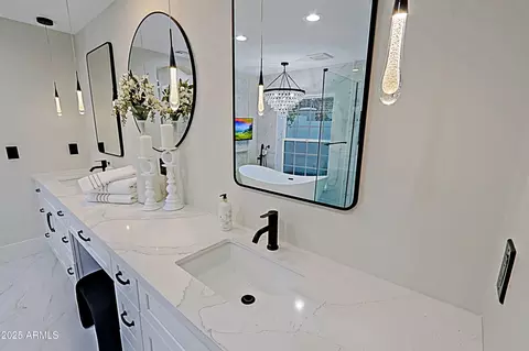 Bath - 18 W Kaler Dr, Phoenix, AZ 85021 photo 5 of 16
